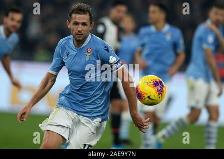 Roma, Italia. 07Th Dec, 2019. Senad Lulic (Lazio) in azione durante il campionato di Serie A TIM match tra SS Lazio e Juventus FC presso lo Stadio Olimpico il 7 dicembre 2019 a Roma, Italia. Lazio battere la Juventus da 3-1 durante la 15 round della Serie A (foto di Giuseppe Fama/Pacific Stampa) Credito: Pacific Press Agency/Alamy Live News Foto Stock