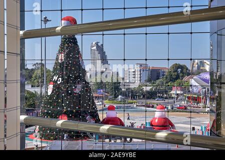 Attraverso una finestra. Vista attraverso la finestra della città di Pattaya e le decorazioni di Natale, Thailandia, Sud-est asiatico Foto Stock
