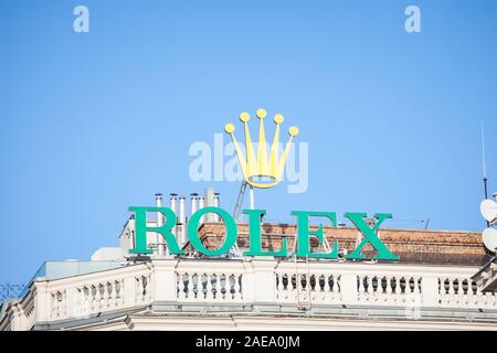 VIENNA, Austria - 6 Novembre 2019: logo Rolex su un loro ufficio principale di Vienna. La Rolex è un lusso svizzero orologiaio specializzato in orologi e preciso Foto Stock