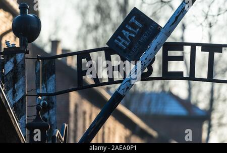 Oswiecim, Polonia. 06 Dic, 2019. Vista del cancello di ingresso della ex Germania campo di concentramento di Auschwitz con la scritta "Arbeit macht frei". Credito: Robert Michael/dpa-Zentralbild/dpa/Alamy Live News Foto Stock