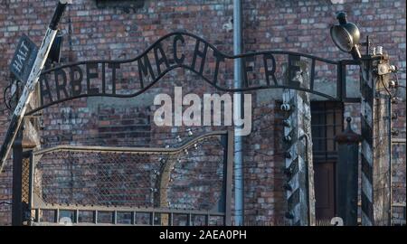 Oswiecim, Polonia. 06 Dic, 2019. Vista del cancello di ingresso della ex Germania campo di concentramento di Auschwitz con la scritta "Arbeit macht frei". Credito: Robert Michael/dpa-Zentralbild/dpa/Alamy Live News Foto Stock