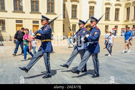 Le Guardie del Castello di Praga marciavano durante la cerimonia del cambio delle guardie alla porta dei Giganti primo cortile Castello di Praga Repubblica Ceca. Foto Stock