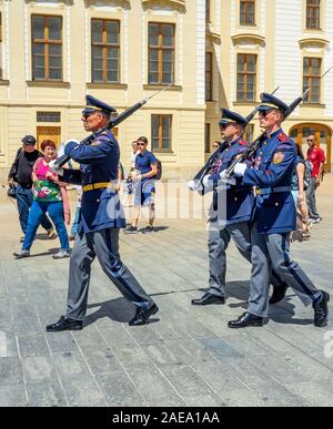 Le Guardie del Castello di Praga marciavano durante la cerimonia del cambio delle guardie alla porta dei Giganti primo cortile Castello di Praga Repubblica Ceca. Foto Stock