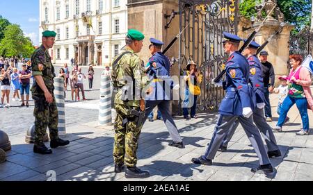 Le Guardie del Castello di Praga marciavano durante la cerimonia del cambio delle guardie alla porta dei Giganti primo cortile Castello di Praga Repubblica Ceca. Foto Stock