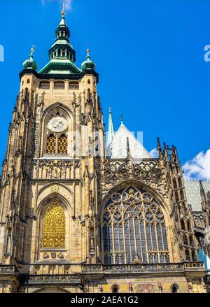 Grande Torre Sud della Gotica Cattedrale di San Vito complesso del Castello di Praga Repubblica Ceca. Foto Stock