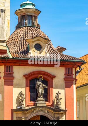 Statua in pietra arenaria di San Giovanni sulla facciata della Cappella barocca di San Giovanni Nepomuk Basilica di San Giorgio Praga Repubblica Ceca. Foto Stock