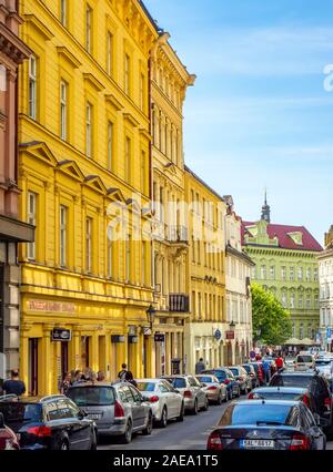 Facciate colorate di edifici tradizionali sulla Perlová Street Città Vecchia Praga Repubblica Ceca. Foto Stock