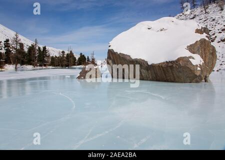 Altai mountain lago ghiacciato con grande stonesю Foto Stock