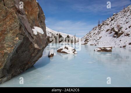 Altai mountain lago ghiacciato con grande stonesю Foto Stock