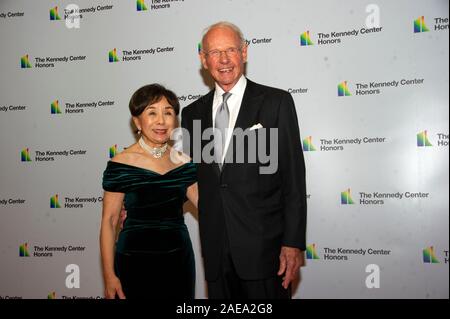 Washington DC, Stati Uniti d'America. 07Th Dec, 2019. Rappresentante degli Stati Uniti Doris Matsui e Roger Sant, un membro della National Symphony Board, arrivano per la formale dell'artista la cena in onore di destinatari del annuale quarantaduesima Kennedy Center Honors presso gli Stati Uniti il Dipartimento di Stato a Washington, DC il Sabato, 7 dicembre 2019. Il 2019 honorees sono: Terra, Wind & Fire, Sally Field, Linda Ronstadt, Sesame Street, e Michael Tilson Thomas.Credit: Ron Sachs/Piscina via CNP | Utilizzo di credito in tutto il mondo: dpa/Alamy Live News Foto Stock