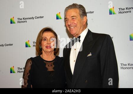 Washington DC, Stati Uniti d'America. 07Th Dec, 2019. Altoparlante della Camera dei rappresentanti degli Stati Uniti Nancy Pelosi (Democratico della California) e suo marito Paolo, arrivano per la formale dell'artista la cena in onore di destinatari del annuale quarantaduesima Kennedy Center Honors presso gli Stati Uniti il Dipartimento di Stato a Washington, DC il Sabato, 7 dicembre 2019. Il 2019 honorees sono: Terra, Wind & Fire, Sally Field, Linda Ronstadt, Sesame Street, e Michael Tilson Thomas.Credit: Ron Sachs/Piscina via CNP | Utilizzo di credito in tutto il mondo: dpa/Alamy Live News Foto Stock