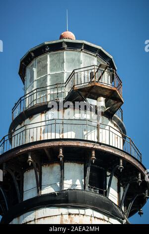 Camera lanterna in cima Pigeon Point Lighthouse sulla costa del Pacifico (tra Santa Cruz e San Francisco) mostra decadendo ghisa passaggi pedonali Foto Stock