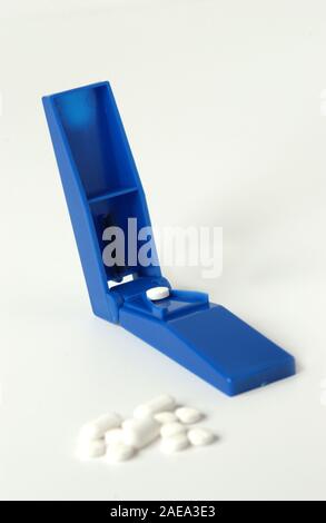 Studio Immagine di una pillola (compressa) frantumatore o splitter che include una cuffia di protezione lama per maggiore sicurezza mentre il design ergonomico facilmente pillole di tagli a metà Foto Stock