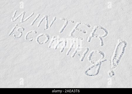 La ben nota espressione inverno è venuta scritto con un dito sulla neve fresca significa che la stagione fredda si sta avvicinando alla soglia del fine o Foto Stock