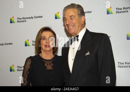 Washington, Stati Uniti d'America. 07Th Dec, 2019. Altoparlante del USA Camera dei Rappresentanti Nancy Pelosi (Democratico della California) e suo marito Paolo, arrivano per la formale dell'artista la cena in onore di destinatari del annuale quarantaduesima Kennedy Center Honors in USA il Dipartimento di Stato a Washington, DC il Sabato, 7 dicembre 2019. Il 2019 honorees sono: Terra, Wind & Fire, Sally Field, Linda Ronstadt, Sesame Street, e Michael Tilson Thomas.Credit: Ron Sachs/Piscina via CNP Credito: UPI/Alamy Live News Foto Stock