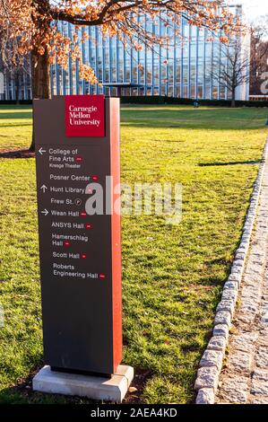 Un segno di informazioni riguardo a dove diversi edifici sono sul campus della Carnegie Mellon University di Pittsburgh, in Pennsylvania, STATI UNITI D'AMERICA Foto Stock