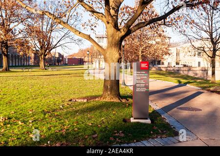 Un segno di informazioni riguardo a dove diversi edifici sono sul campus della Carnegie Mellon University di Pittsburgh, in Pennsylvania, STATI UNITI D'AMERICA Foto Stock