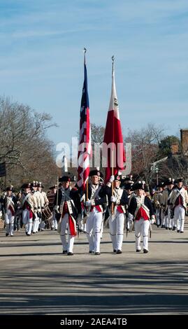 Pifferi e Tamburi Corps marciando verso il basso Duca di Glouchester Street durante le vacanze di Natale. Colonial Williamsburg, Virginia, Stati Uniti d'America. Marcia militare. Foto Stock