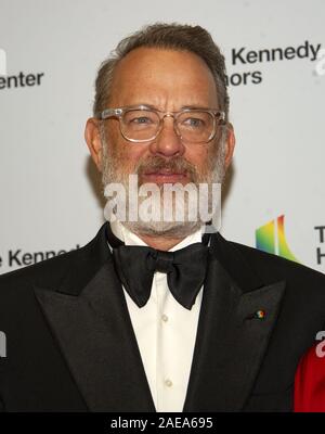 Washington, Stati Uniti d'America. 07Th Dec, 2019. Tom Hanks arriva per la formale dell'artista la cena in onore di destinatari del annuale quarantaduesima Kennedy Center Honors in USA il Dipartimento di Stato a Washington, DC il Sabato, 7 dicembre 2019. Il 2019 honorees sono: Terra, Wind & Fire, Sally Field, Linda Ronstadt, Sesame Street, e Michael Tilson Thomas. Foto di Ron Sachs/UPI Credito: UPI/Alamy Live News Foto Stock