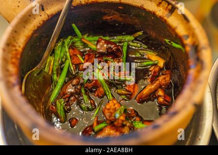 Rana Singapore porridge servito in pentola di creta Foto Stock