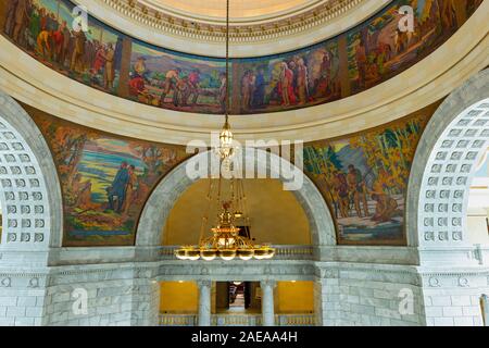 SALT LAKE CITY, Utah - Agosto 15, 2013: storico murales e lampadario appeso sopra l'atrio del Campidoglio Foto Stock