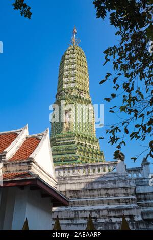 Il prang (cambogiano in stile torre di tempio di Wat Rajaburana, chiamato anche Wat Liab, a Bangkok, in Thailandia Foto Stock