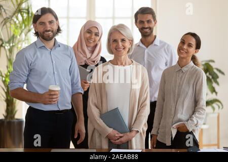 Felice successo team internazionale di professionisti che posano per una foto. Foto Stock