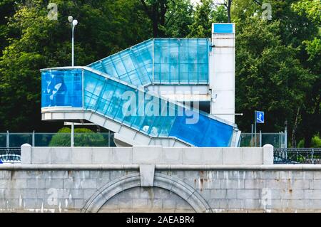 Al di sopra del terreno di attraversamento pedonale su autostrada vicino fiume Neva a San Pietroburgo Foto Stock