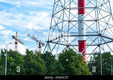 Chiudere la vista di San Pietroburgo TV Tower circondata da alberi con gru edili nelle vicinanze Foto Stock