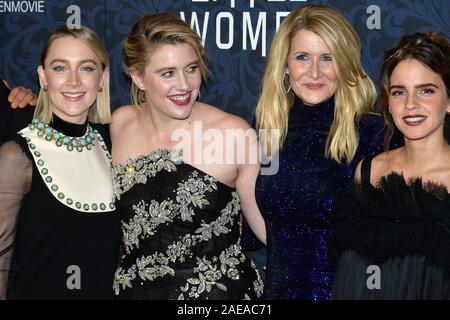 (L-R) Saoirse Ronan, direttore Greta Gerwig, Laura Dern e Emma Watson assistere "Piccole Donne" Premiere Mondiale tenutosi presso il Museo di Arte Moderna (MoMA a New York, NY, 7 dicembre 2019. Foto Stock