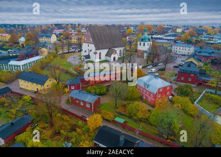 Vista della medievale Cattedrale luterana nella parte vecchia di Porvoo su un nuvoloso giorno di ottobre (la fotografia aerea). Finlandia Foto Stock