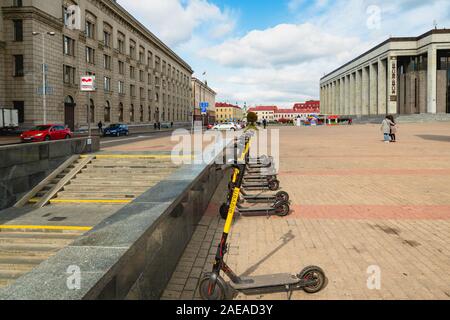 Minsk, Bielorussia - 24 settembre 2019 Kastrychnitskaya/Oktyabrskaya stazione della metropolitana entrata. Vista da Piazza Indipendenza nella città della città di Minsk Foto Stock