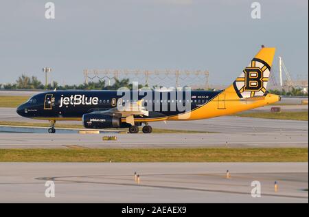 Fort Lauderdale, Stati Uniti d'America. 07Th Dec, 2019. FORT LAUDERDALE, FL - 07 dicembre: il presidente statunitense Donald Trump e Stati Uniti Segretario di Albergare e Sviluppo Urbano Ben Carson deplane dalla Air Force One a Fort Lauderdale-Hollywood Aeroporto Internazionale in Dicembre 7, 2019 a Fort Lauderdale, Florida. Credito: tempeste Media Group/Alamy Live News Foto Stock