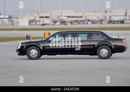 Fort Lauderdale, Stati Uniti d'America. 07Th Dec, 2019. FORT LAUDERDALE, FL - 07 dicembre: il presidente statunitense Donald Trump e Stati Uniti Segretario di Albergare e Sviluppo Urbano Ben Carson deplane dalla Air Force One a Fort Lauderdale-Hollywood Aeroporto Internazionale in Dicembre 7, 2019 a Fort Lauderdale, Florida. Credito: tempeste Media Group/Alamy Live News Foto Stock