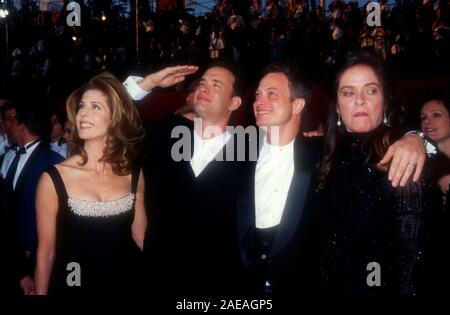 Los Angeles, California, Stati Uniti d'America 27 marzo 1995 cantante Rita Wilson, attore Tom Hanks, attore Gary Sinise e moglie Moira Harris frequentare la 67th annuale di Academy Awards il 27 marzo 1995 presso lo Shrine Auditorium di Los Angeles, California, USA. Foto di Barry re/Alamy Stock Photo Foto Stock