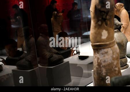 Xi'an. L'8 dicembre, 2019. La gente di visitare una mostra intitolata "La Dinastia Qin la unificazione della Cina" all imperatore Qinshihuang mausoleo del Museo sul sito a Xi'an, Cina nord-occidentale della provincia di Shaanxi. Credito: Li Yibo/Xinhua/Alamy Live News Foto Stock