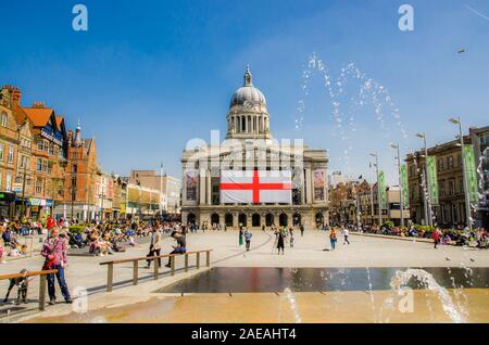 Nottingham, Inghilterra 21 aprile 2015. Piazza della Città mostra Inghilterra bandiera Foto Stock