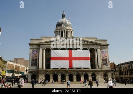 Nottingham, Inghilterra 21 aprile 2015. Piazza della Città mostra Inghilterra bandiera Foto Stock