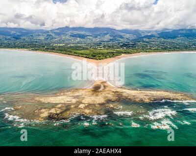 Vista aerea di Marino Ballena National Park in Punta Uvita belle spiagge e di foresta tropicale in Costa del Pacifico di Costa Rica a forma di coda di balena Foto Stock