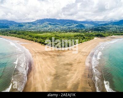 Vista aerea di Marino Ballena National Park in Punta Uvita belle spiagge e di foresta tropicale in Costa del Pacifico di Costa Rica a forma di coda di balena Foto Stock