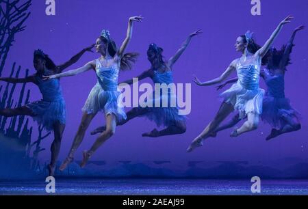 Membri della Scottish Ballet eseguire sul palco durante una prova generale della regina delle nevi presso il Festival Theatre, Edimburgo. Ispirato da Hans Christian Andersen fiaba, il balletto è impostato per la musica di Rimsky-Korsakov eseguita dalla Scottish Ballet Orchestra e durerà fino al 29 dicembre 2019. Foto Stock