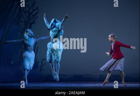 Membri della Scottish Ballet eseguire sul palco durante una prova generale della regina delle nevi presso il Festival Theatre, Edimburgo. Ispirato da Hans Christian Andersen fiaba, il balletto è impostato per la musica di Rimsky-Korsakov eseguita dalla Scottish Ballet Orchestra e durerà fino al 29 dicembre 2019. Foto Stock