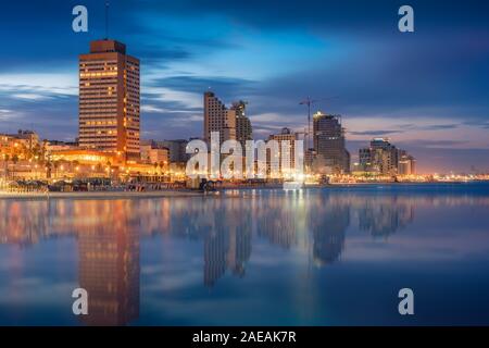 Tel Aviv Skyline, Israele. Cityscape immagine di Tel Aviv spiaggia con alcuni dei suoi famosi hotel durante gli orari di alba e notte Foto Stock