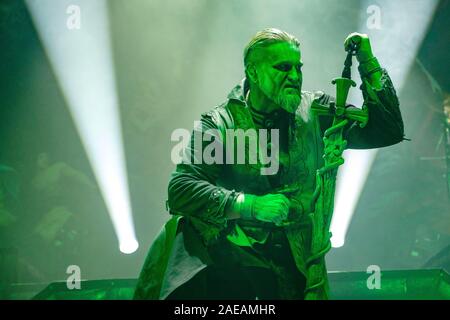 Berna, Svizzera. 07Th Dec, 2019. Il tedesco della band power metal Powerwolf esegue un concerto dal vivo presso la Festhalle di Berna. Qui la cantante Attila Dorn è visto dal vivo sul palco. (Photo credit: Gonzales foto/Tilman Jentzsch/Alamy Live News). Foto Stock