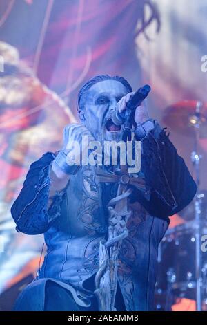 Berna, Svizzera. 07Th Dec, 2019. Il tedesco della band power metal Powerwolf esegue un concerto dal vivo presso la Festhalle di Berna. Qui la cantante Attila Dorn è visto dal vivo sul palco. (Photo credit: Gonzales foto/Tilman Jentzsch/Alamy Live News). Foto Stock