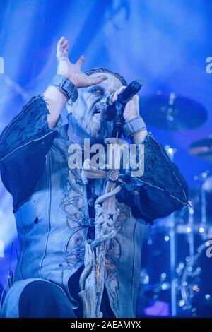 Berna, Svizzera. 07Th Dec, 2019. Il tedesco della band power metal Powerwolf esegue un concerto dal vivo presso la Festhalle di Berna. Qui la cantante Attila Dorn è visto dal vivo sul palco. (Photo credit: Gonzales foto/Tilman Jentzsch/Alamy Live News). Foto Stock