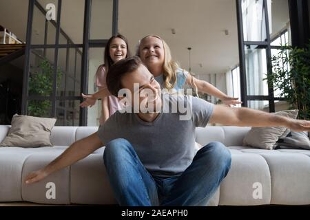 Padre e figlia giocando in salotto Foto Stock