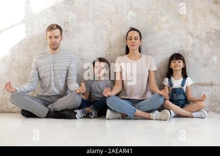 Ricordando la calma la famiglia felice di giovani genitori e bambini piccoli. Foto Stock