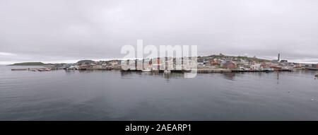 Polare artico cityscape con porto e villaggio, girato sotto nuvoloso luce di Vardo, Norvegia Foto Stock