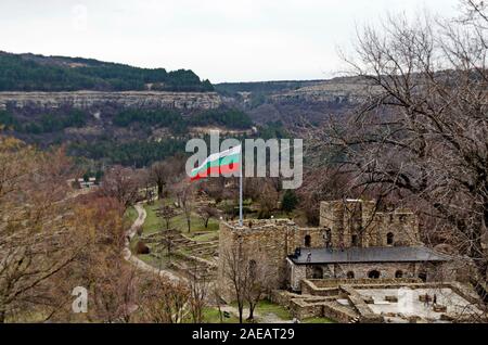 Panorama di rovine di Tsarevets, roccaforte medievale situato su una collina con lo stesso nome in Veliko Tarnovo, Bulgaria, Europa Foto Stock